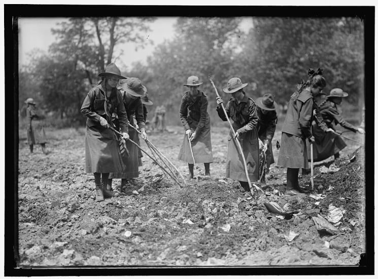 War Time Fashion · Women and Dress: Women's Contributions To WWI Efforts In  Connecticut · Digital History 511: Theory & Practice